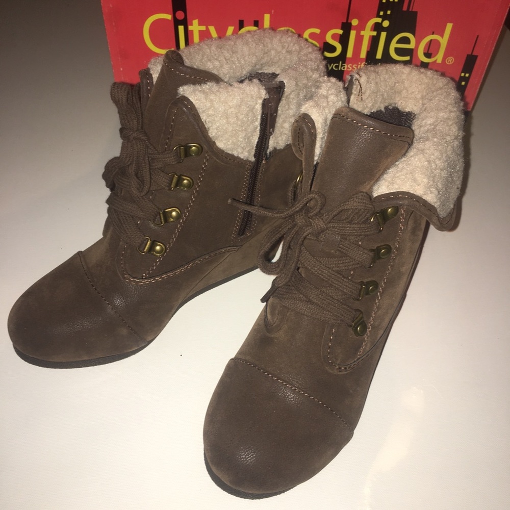 SALE ‼️ Wedged Bootie